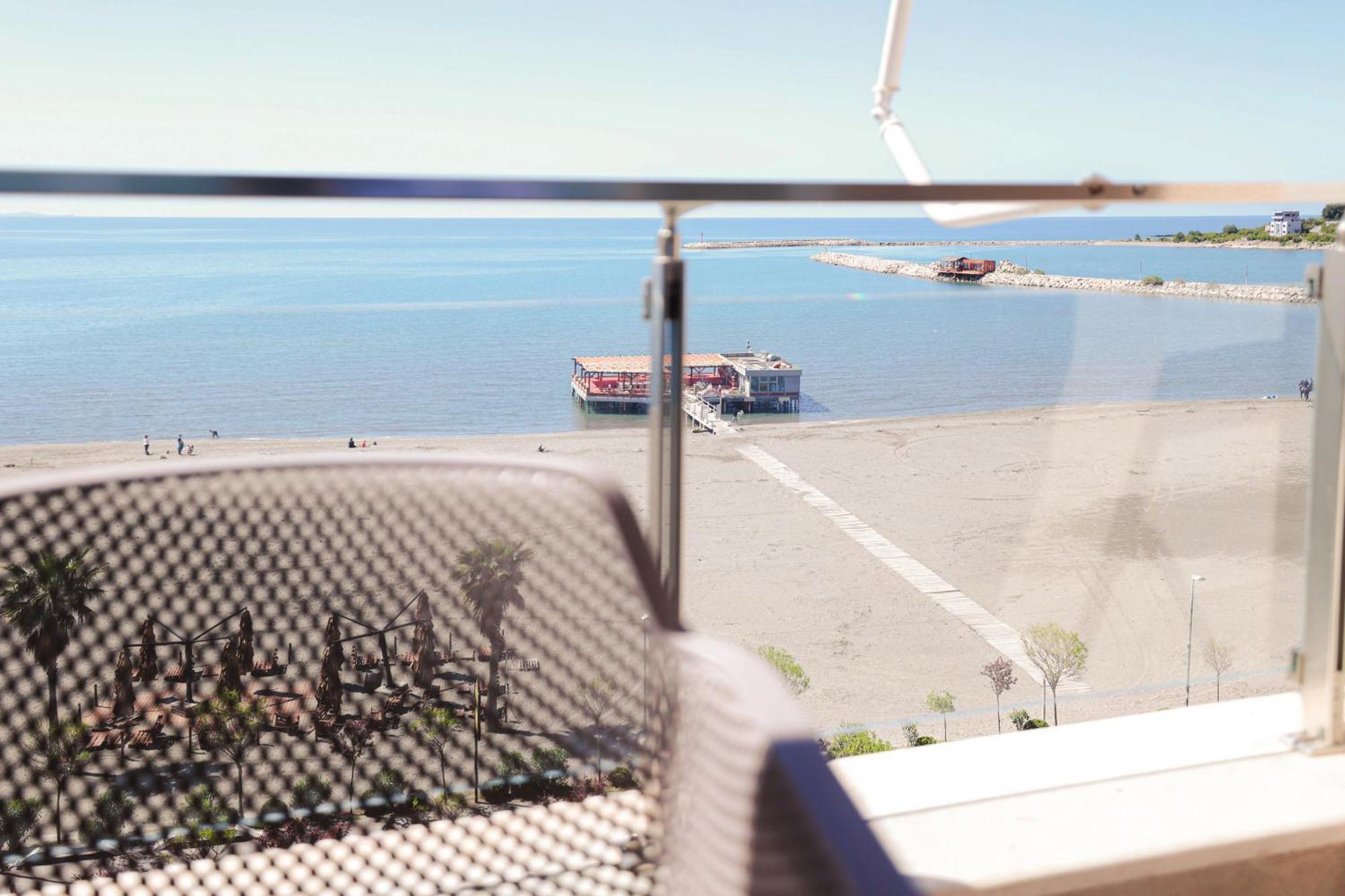 Hotel Frojd - Beach Front Resort Shengjin Bagian luar foto