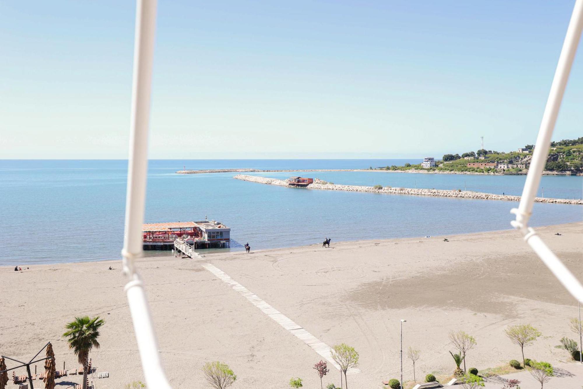 Hotel Frojd - Beach Front Resort Shengjin Bagian luar foto