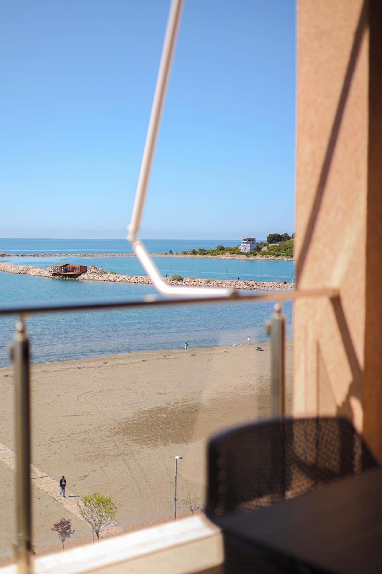 Hotel Frojd - Beach Front Resort Shengjin Bagian luar foto