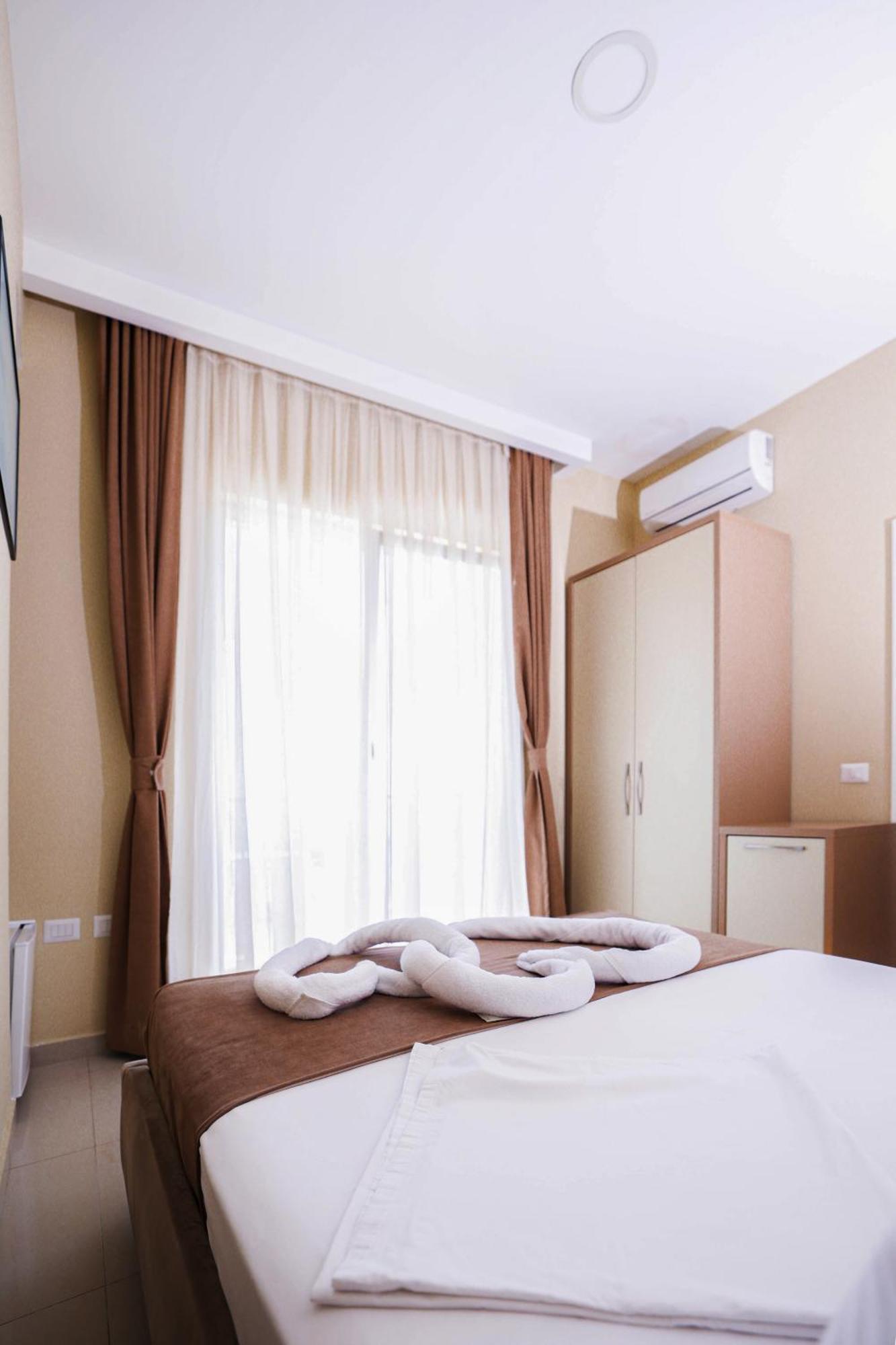 Hotel Frojd - Beach Front Resort Shengjin Bagian luar foto