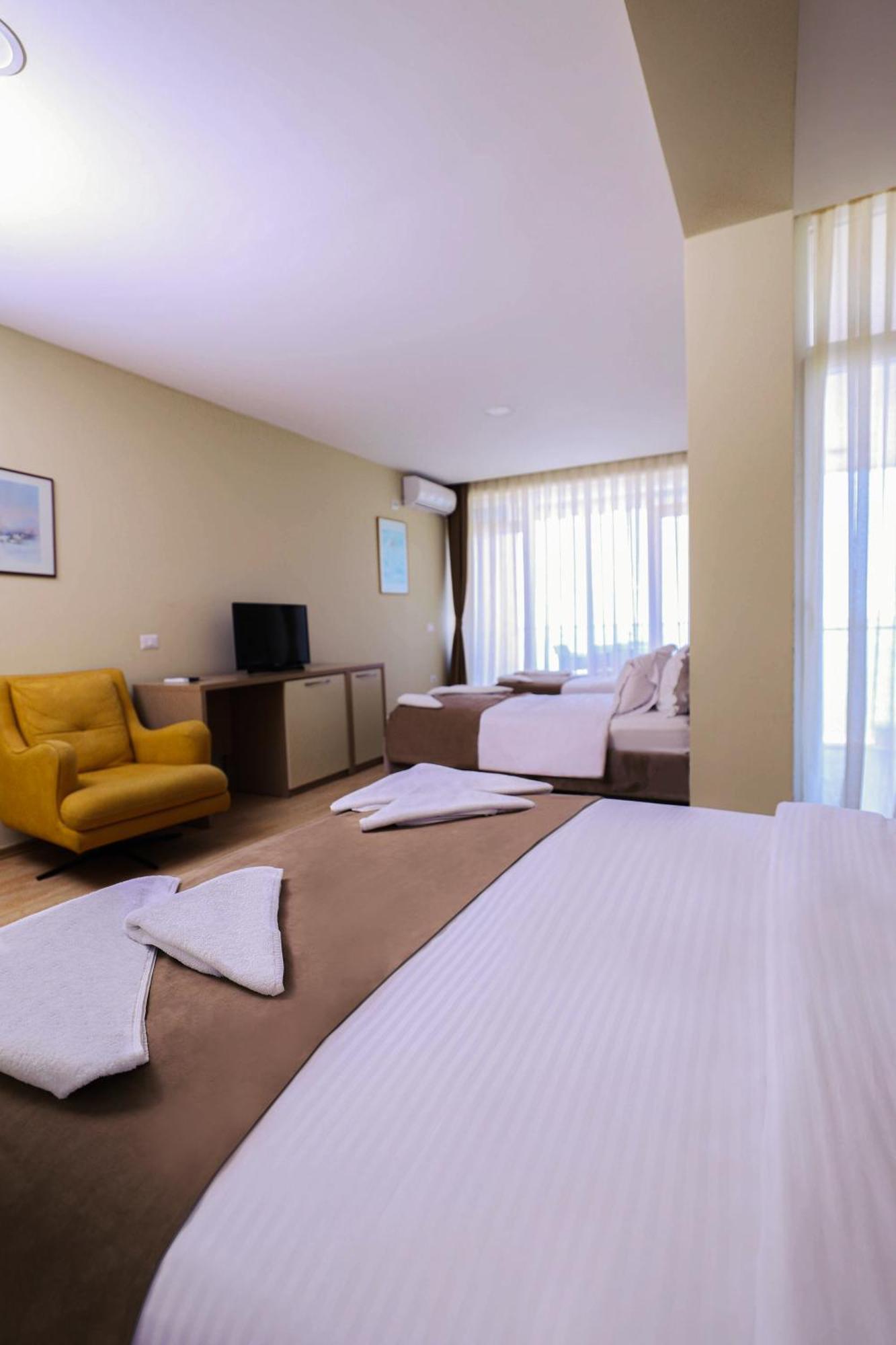 Hotel Frojd - Beach Front Resort Shengjin Bagian luar foto
