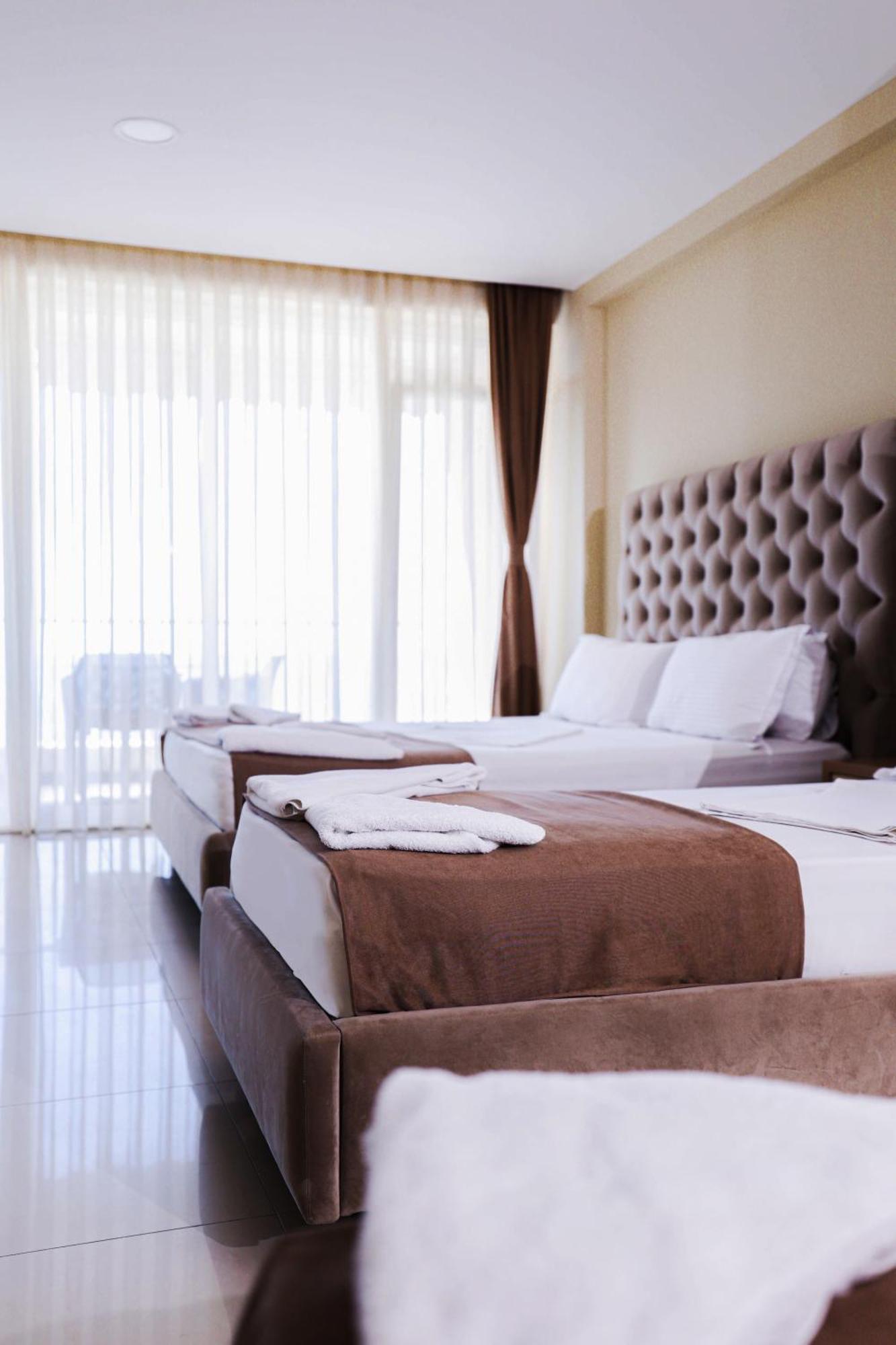 Hotel Frojd - Beach Front Resort Shengjin Bagian luar foto