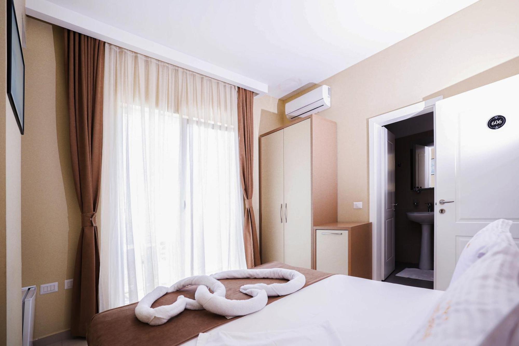 Hotel Frojd - Beach Front Resort Shengjin Bagian luar foto